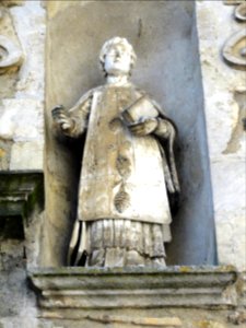Beaumont-sur-Sarthe (Sarthe) église, extérieur statue façade (03)