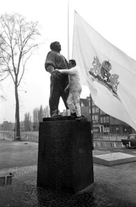 Beeld De Dokwerkers op J.D. Meijerplein besmeurd met verf schilder maakt beeld, Bestanddeelnr 922-1364