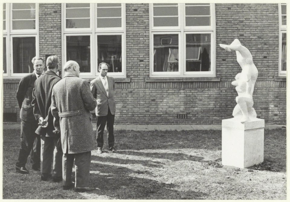Beeld bij het Lorentzlyceum aan het Santpoorterplein, NL-HlmNHA 54008974