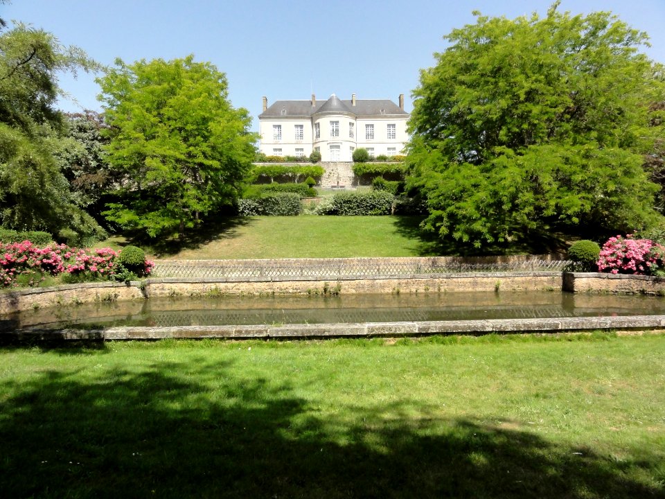 Beaumont-sur-Sarthe (Sarthe) l'hotel de Ville et ses jardins (01)