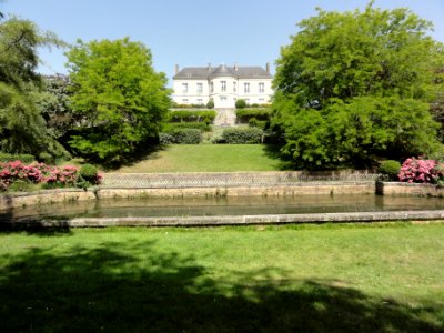 Beaumont-sur-Sarthe (Sarthe) l'hotel de Ville et ses jardins (01)