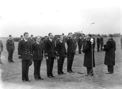 Beediging officieren Leger- en Marine Luchtmacht . J. van Willingen neemt eed af, Bestanddeelnr 902-5214