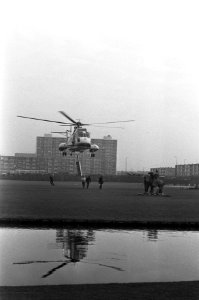 Beeld van St Elisabeth en het rozenwonder (van Mari Andriessen) wordt per hel, Bestanddeelnr 925-2156