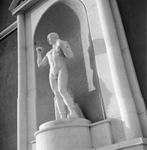 Beeld van een sporter bij de ingang van het Stadio dei Marmi onderdeel van het s, Bestanddeelnr 191-1326
