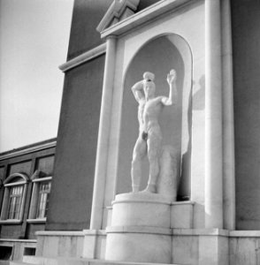 Beeld van een kogelstoter bij de ingang van het Stadio dei Marmi onderdeel van h, Bestanddeelnr 191-1325
