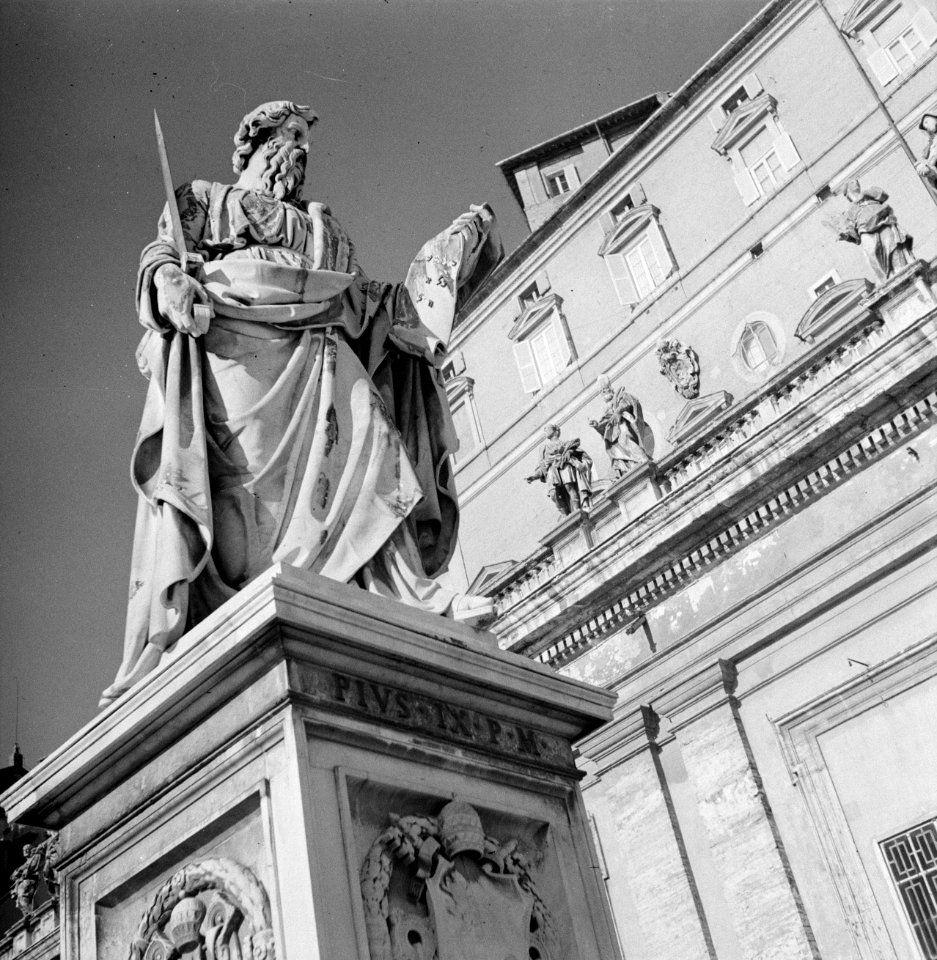 Beeld van St. Paulus met zwaard en boek, opgericht door paus Pius IX op het Sint, Bestanddeelnr 254-5525