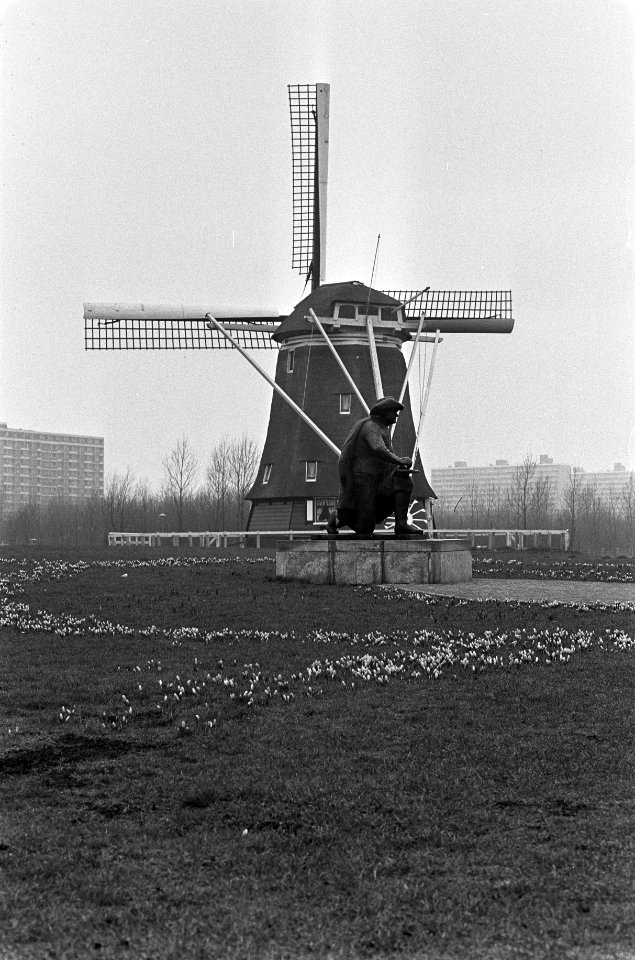 Beeld van Rembrandt bij watermolen, genaamd De Riekermolen, langs de Amstel te A, Bestanddeelnr 926-2528