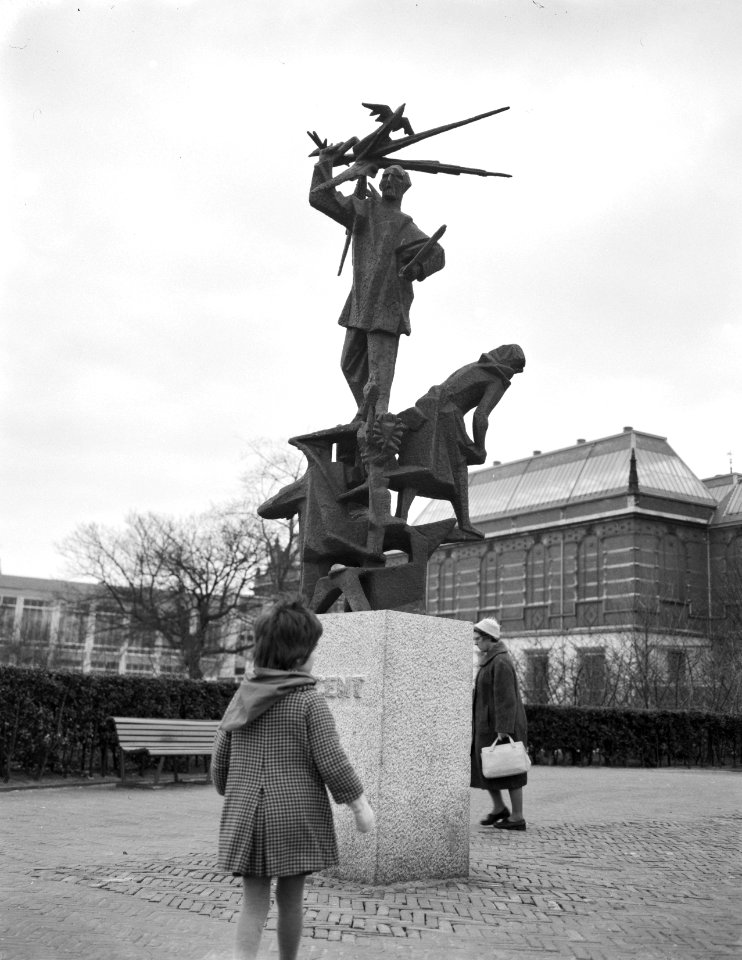 Beeld van Vincent van Gogh op Museumplein Amsterdam (beeld van Andre Schaller ), Bestanddeelnr 913-5536