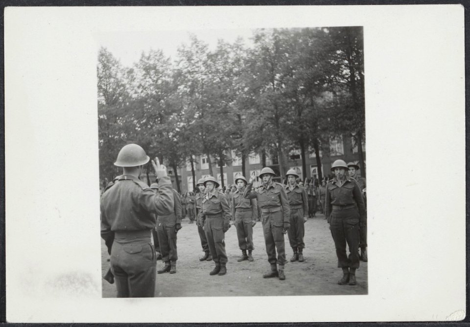Beedigingsceremonie officieren regiment Stoottroepen in Den Bosch, Bestanddeelnr 512 056