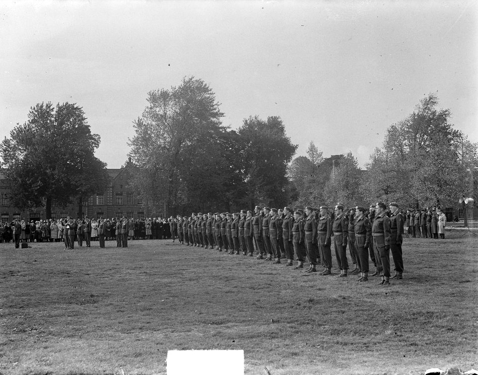 Beediging te Amersfoort van 60 officieren van de Geneeskundige-dienst troepen, Bestanddeelnr 904-2430