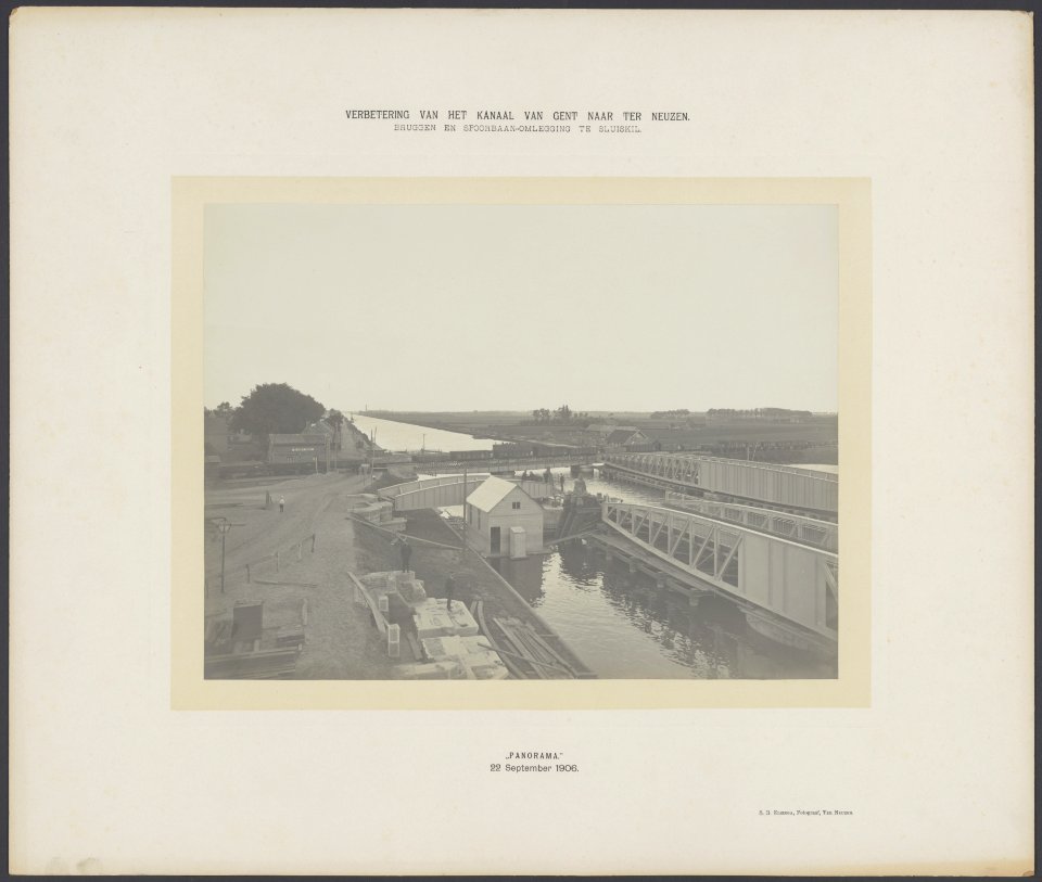 Beeld van het kanaal met over de spoorbrug rijdende goederentrein en openstaande, Bestanddeelnr 800