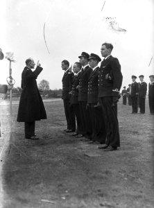 Beediging officieren Leger- en Marine Luchtmacht . J. van Willingen neemt eed af, Bestanddeelnr 902-5215