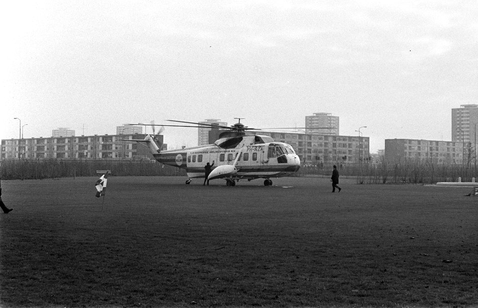 Beeld van St Elisabeth en het rozenwonder (van Mari Andriessen) wordt per hel, Bestanddeelnr 925-2155