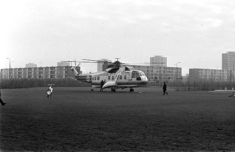 Beeld van St Elisabeth en het rozenwonder (van Mari Andriessen) wordt per hel, Bestanddeelnr 925-2155