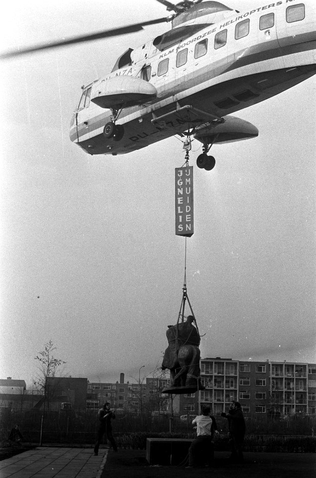 Beeld van St Elisabeth en het rozenwonder (van Mari Andriessen) wordt per hel, Bestanddeelnr 925-2150