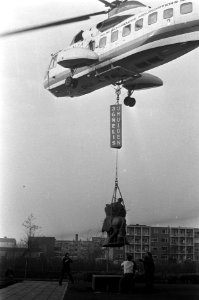 Beeld van St Elisabeth en het rozenwonder (van Mari Andriessen) wordt per hel, Bestanddeelnr 925-2150