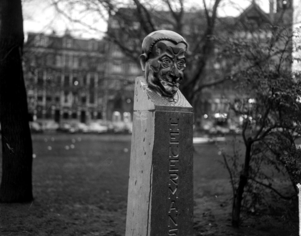 Beeld van Herman Heijermans in het Leidsebosje met bruine vloestof besmeurd, Bestanddeelnr 917-3392