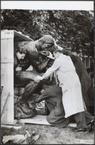 Beeld De Denker van Rodin wordt uit kist gehaald voor plaatsing in de beeldent, Bestanddeelnr 050-1086