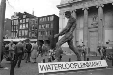 Beeld De Houtwerker op het Waterlooplein, Bestanddeelnr 934-3696