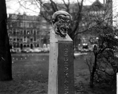 Beeld van Herman Heijermans in het Leidse bosje met bruine vloestof besmeurd, Bestanddeelnr 917-3393