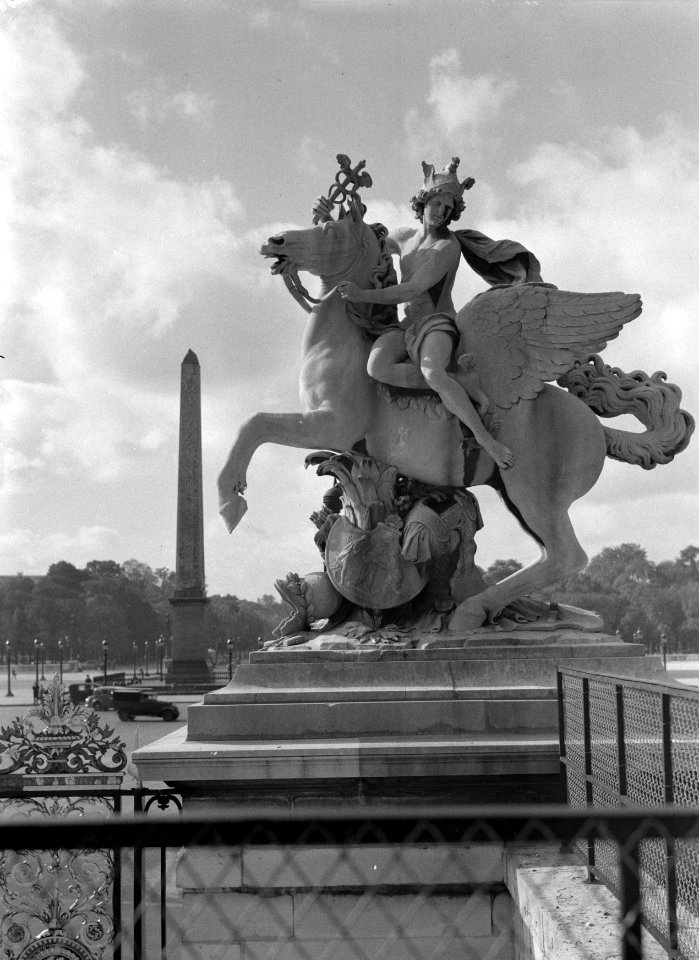 Beeld 'Mercure', bij de ingang van de Jardin des Tuileries, Bestanddeelnr 191-0370