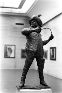 Beeld Cyrano de Bergerac ( Guus Hermus ) van beeldhouwe Hans Bayens in Stadsscho, Bestanddeelnr 921-1674