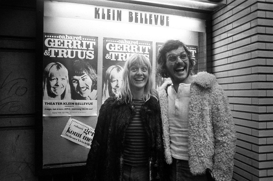 Beeld De lachende theaterbezoeker Gerrit onthuld op Leidseplein te Amsterdam, Bestanddeelnr 927-4330 photo