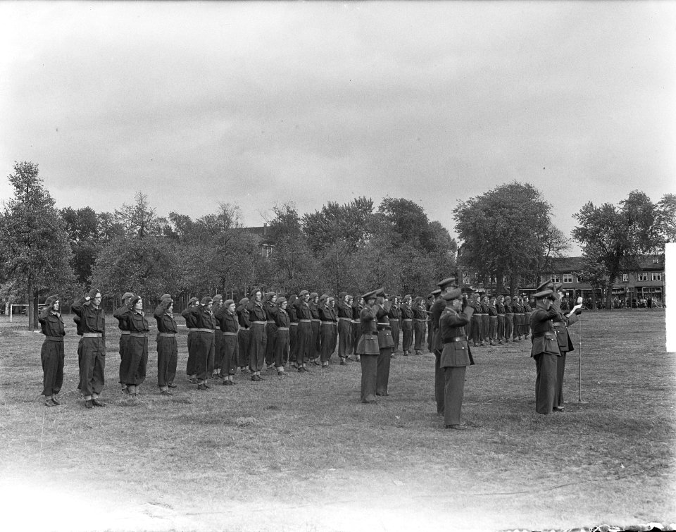 Beediging te Amersfoort van 60 officieren van de Geneeskundige-dienst troepen, Bestanddeelnr 904-2427