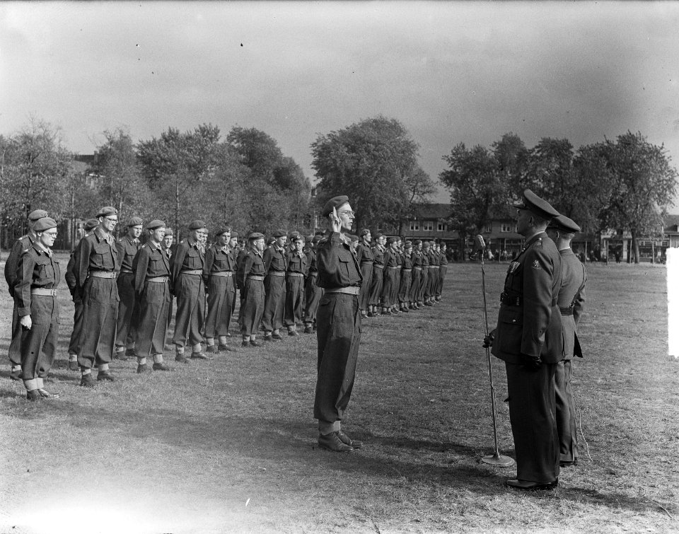 Beediging te Amersfoort van 60 officieren van de Geneeskundige-dienst troepen, Bestanddeelnr 904-2426