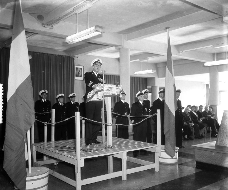Beëdiging Marine-officieren op Kattenburg. Commanant houdt toespraak V, Bestanddeelnr 905-3182