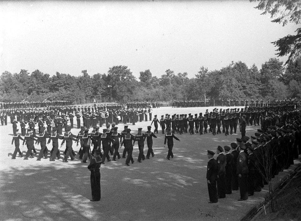 Beëdiging van 29 marine-officieren op het Marine Opleidingskamp te Hilversum. De, Bestanddeelnr 934-6689