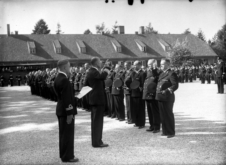 Beëdiging van 29 marine-officieren op het Marine Opleidingskamp te Hilversum. De, Bestanddeelnr 902-3464