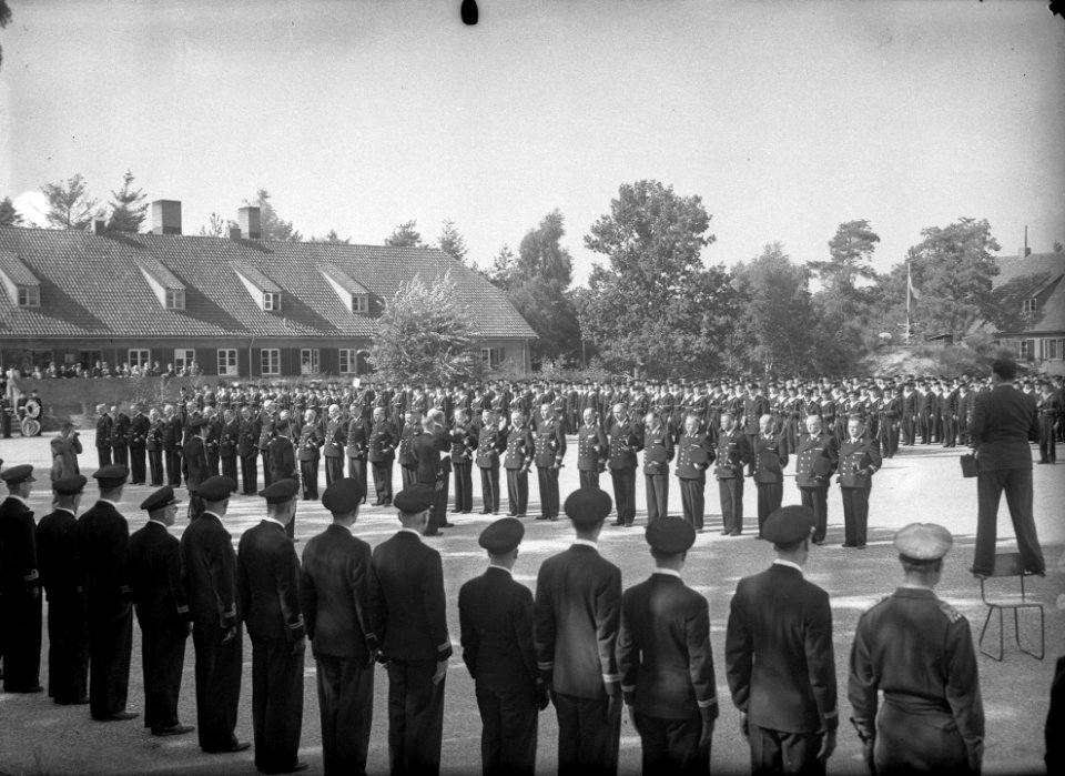 Beëdiging van 29 marine-officieren op het Marine Opleidingskamp te Hilversum. De, Bestanddeelnr 902-3465