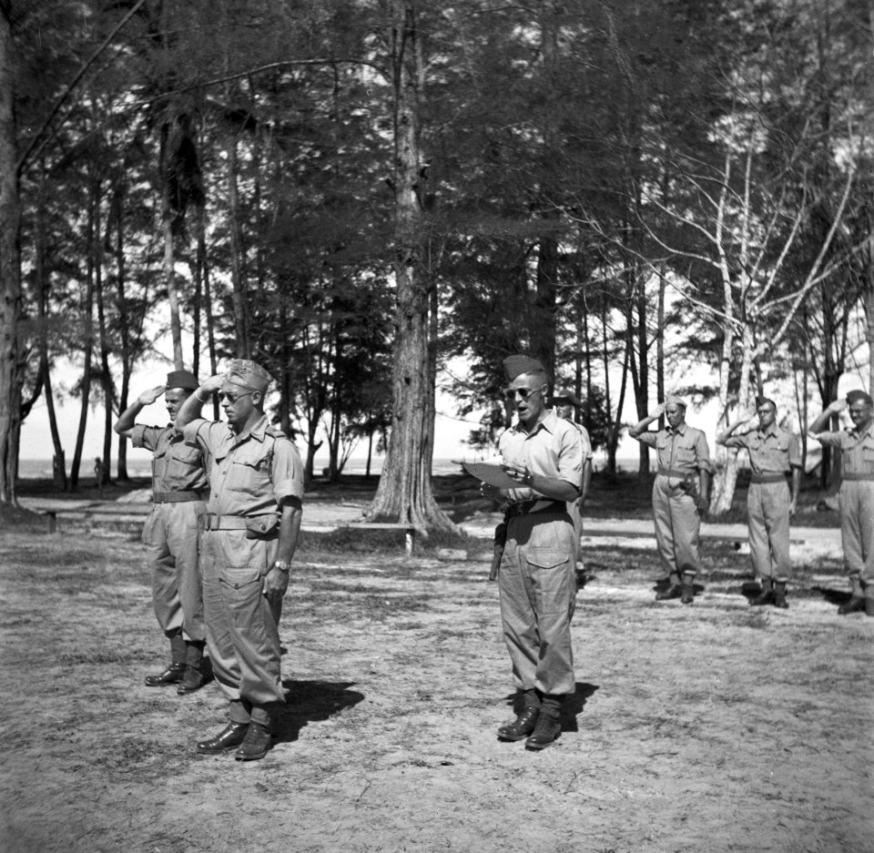 Beëdiging van de militairen Cordesius en Walraven tot 1ste luitenant in kamp Mo…, Bestanddeelnr 255-8290