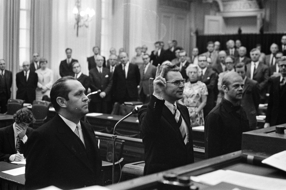 Beëdiging van nieuwe Kamerleden, v.l.n.r. Lardinois (KVP), De Jong (Nederlandse Middenstands Partij), De Gaay Fortman (PPR), Bestanddeelnr 924-5851