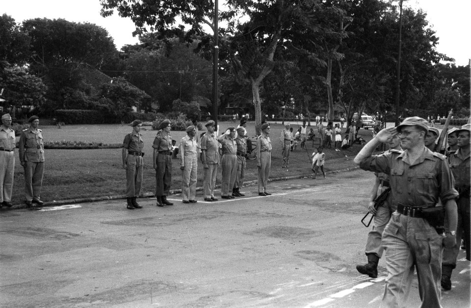 Beëdiging fotograaf R.G. Jonkman als luitenant parade na afloop van de beedi, Bestanddeelnr 3350