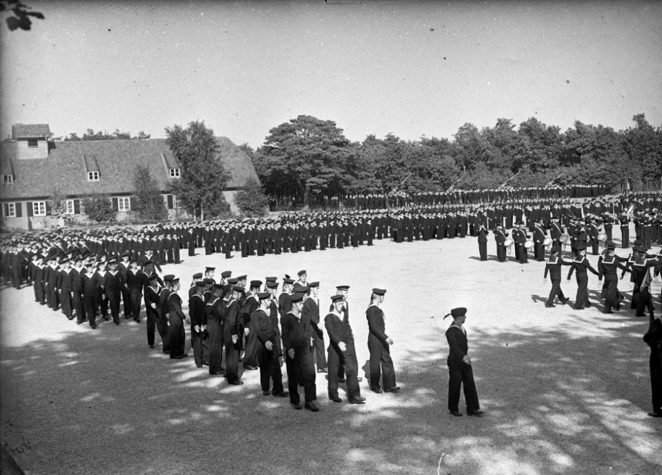 Beëdiging van 29 marine-officieren op het Marine Opleidingskamp te Hilversum. De, Bestanddeelnr 934-5125