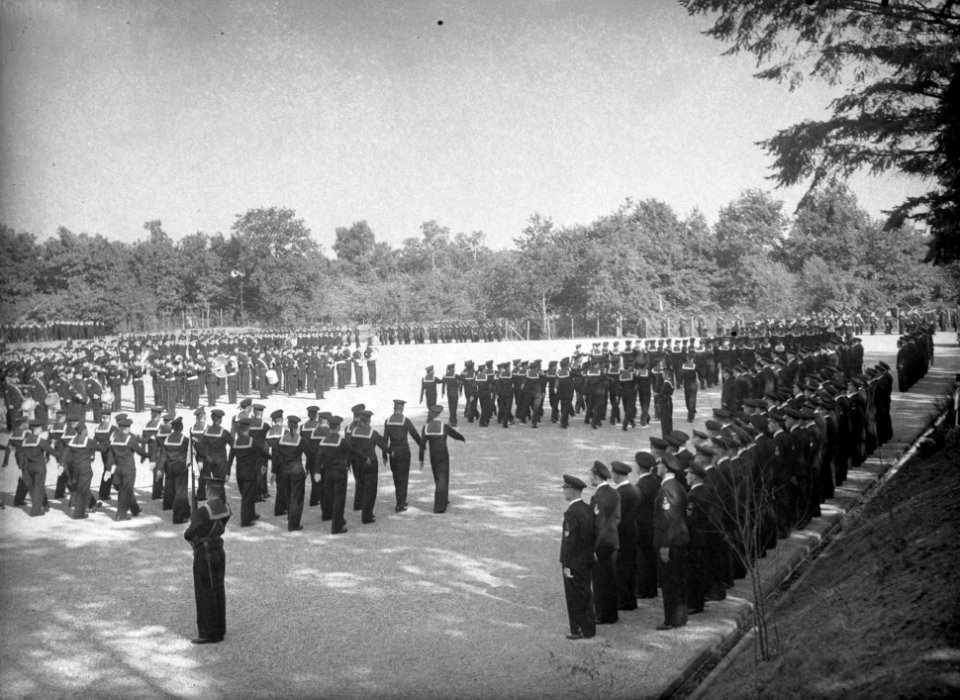 Beëdiging van 29 marine-officieren op het Marine Opleidingskamp te Hilversum. De, Bestanddeelnr 902-3474