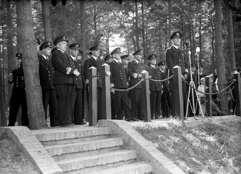 Beëdiging van 29 marine-officieren op het Marine Opleidingskamp te Hilversum. De, Bestanddeelnr 902-3470