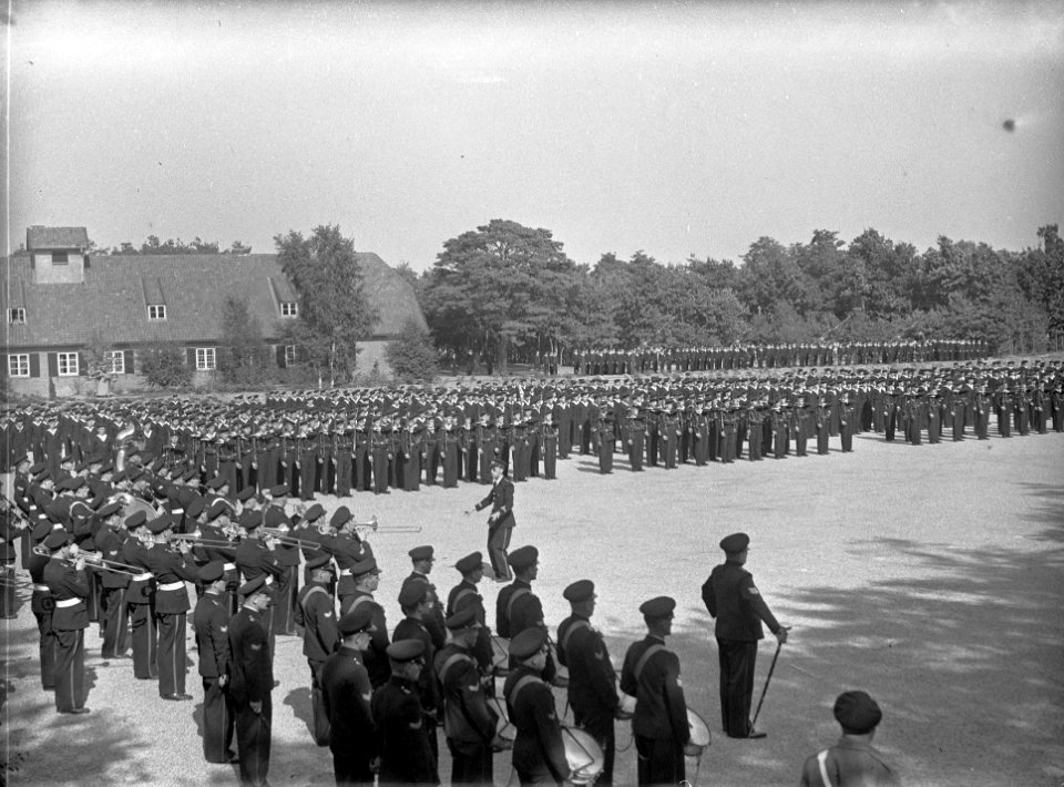 Beëdiging van 29 marine-officieren op het Marine Opleidingskamp te Hilversum. De, Bestanddeelnr 902-3475