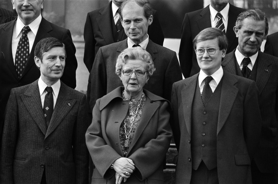 Beëdiging nieuw kabinet Van Agt op Soestdijk vlnr Van Agt, koningin Juliana, Bestanddeelnr 929-4906