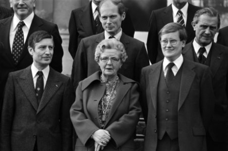 Beëdiging nieuw kabinet Van Agt op Soestdijk vlnr Van Agt, koningin Juliana, Bestanddeelnr 929-4906