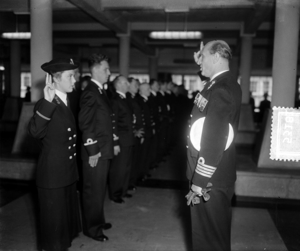 Beëdiging Marine-officieren op Kattenburg. Vrouwelijke officier wordt beëdigid, Bestanddeelnr 905-3181