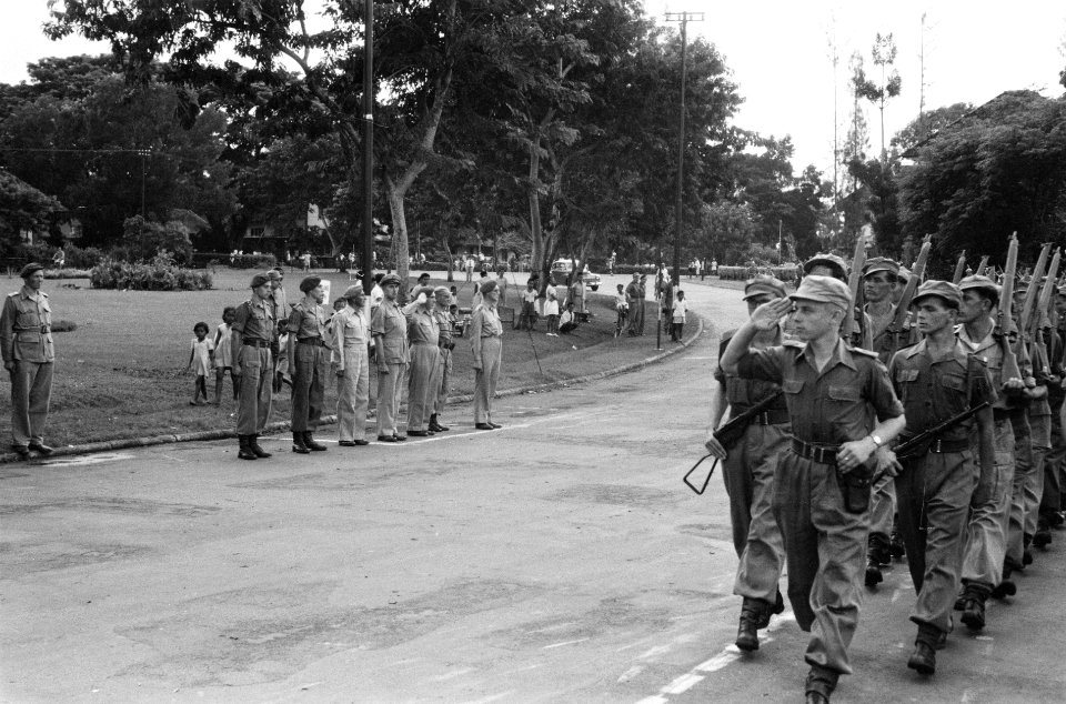 Beëdiging fotograaf R.G. Jonkman als luitenant parade na afloop van de beedi, Bestanddeelnr 3349