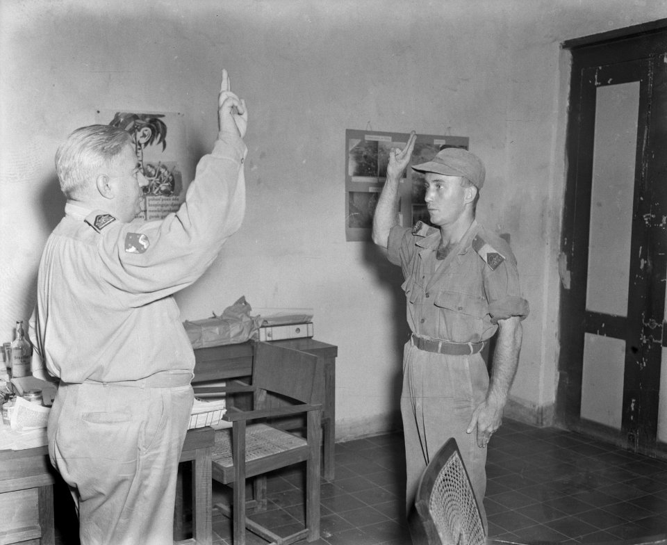 Beëdiging luitenant J. de Bruin. Links hoofd van de Dienst Legercontacten luiten, Bestanddeelnr 13188
