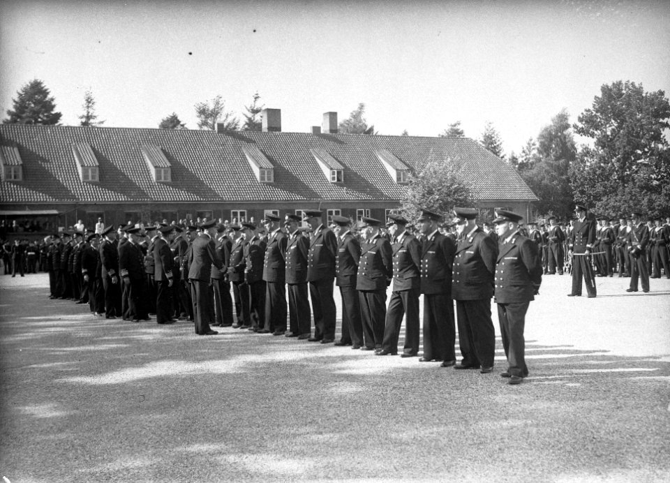 Beëdiging van 29 marine-officieren op het Marine Opleidingskamp te Hilversum. De, Bestanddeelnr 902-3472