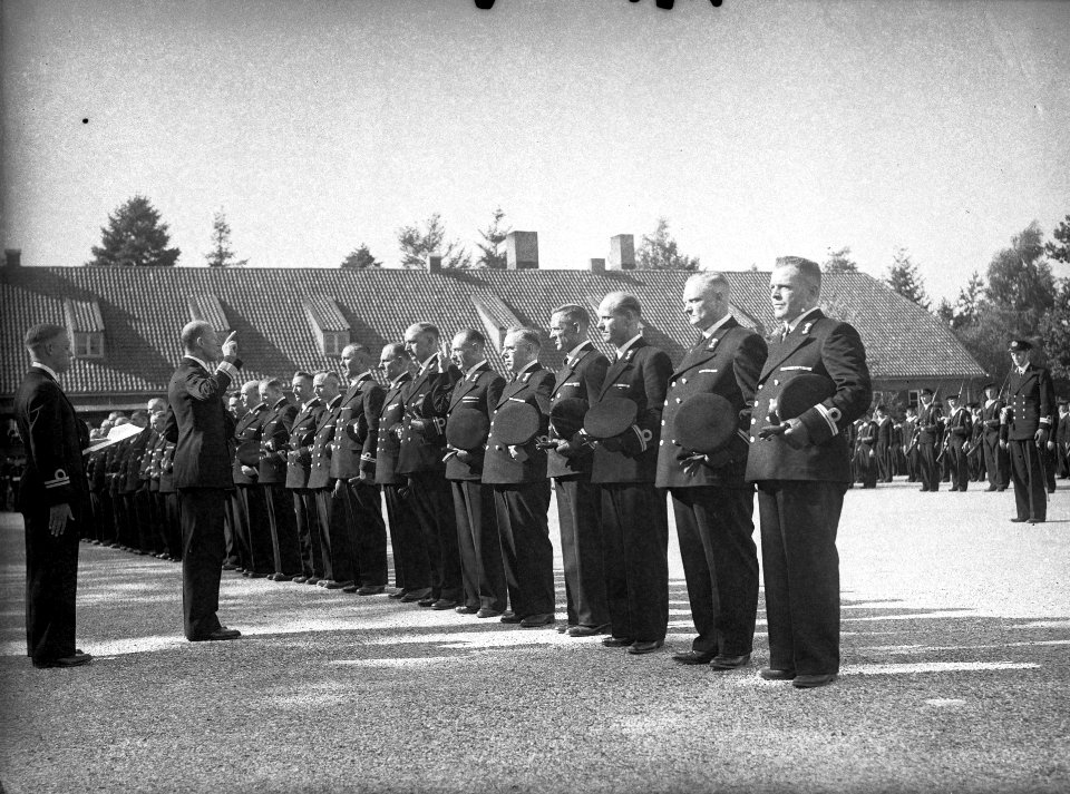 Beëdiging van 29 marine-officieren op het Marine Opleidingskamp te Hilversum. De, Bestanddeelnr 902-3471