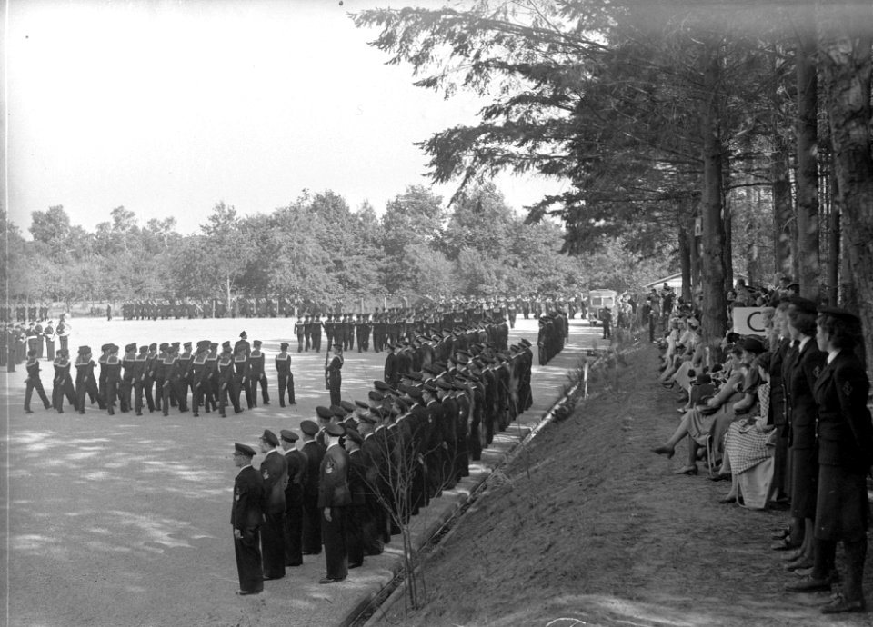 Beëdiging van 29 marine-officieren op het Marine Opleidingskamp te Hilversum. De, Bestanddeelnr 902-3466