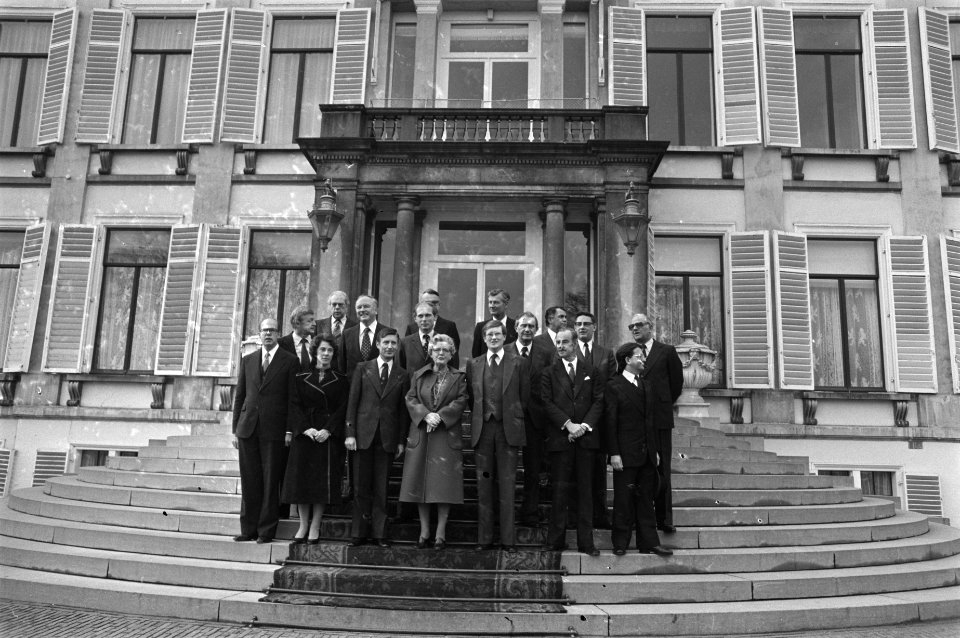 Beëdiging nieuw kabinet Van Agt op Soestdijk voorste rij v.l.n.r. rij De Ruiter, Bestanddeelnr 929-4904
