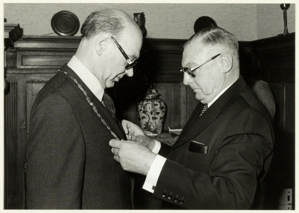 Beëdiging van dhr. H. Machielsen tot burgemeester door loco-burgemeester Van der Mije. NL-HlmNHA 54005136